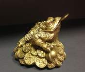 Трехлапая денежная жаба,фигура декоративная золото (фен-шуй) L-10,5см. W-11,5см. H-9см. - 679 руб.