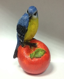 Птица на яблоке,фигура декоративная, H-12см. L-8,5см. - 758 руб.